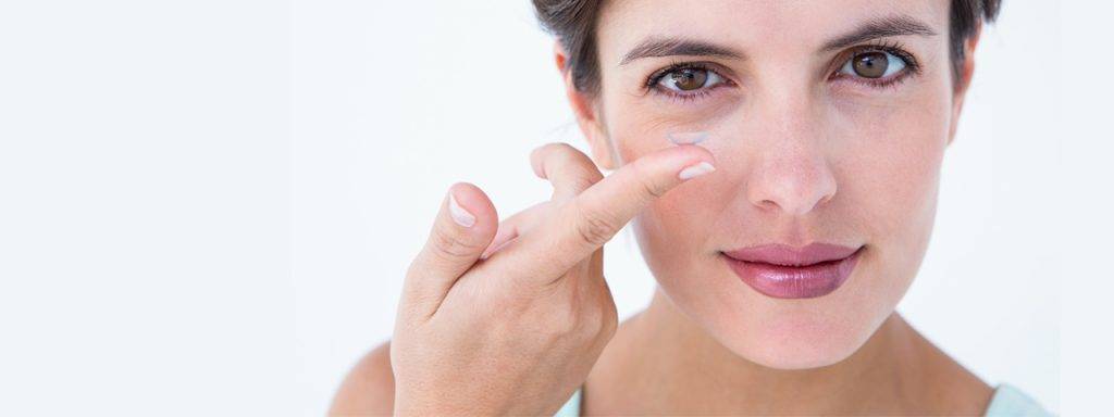 Woman Holding Contact Lens 1280×480 1024×384